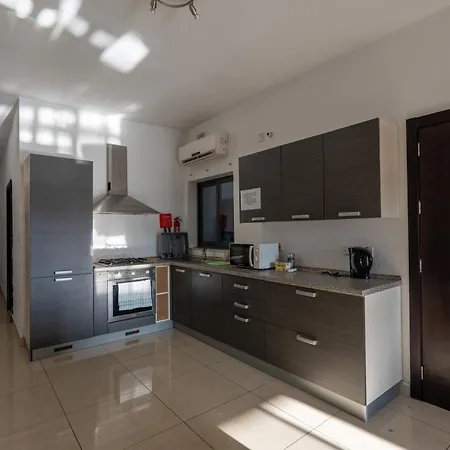 Δωμάτια σε οικογενειακή κατοικία Cozy Bedroom, Shared Bathroom - Shared Flat -gzira *