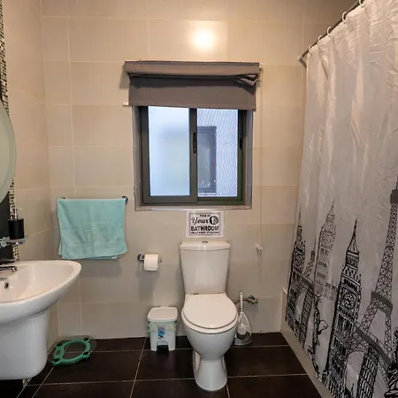 Cozy Bedroom, Shared Bathroom -gzira Rum i privatbostad